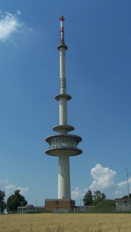 Directional radio mast
